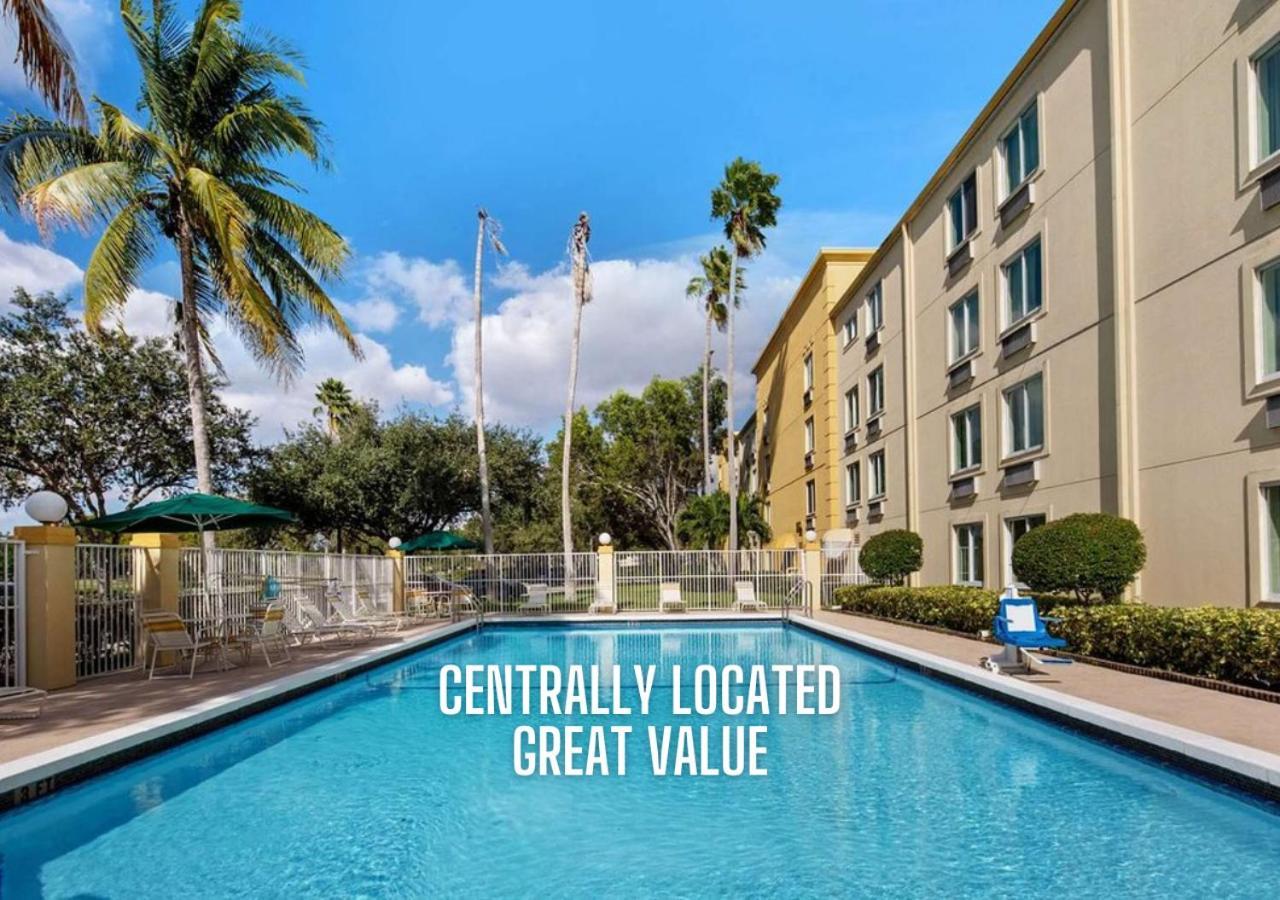 La Quinta Inn & Suites By Wyndham Sawgrass Sunrise Extérieur photo