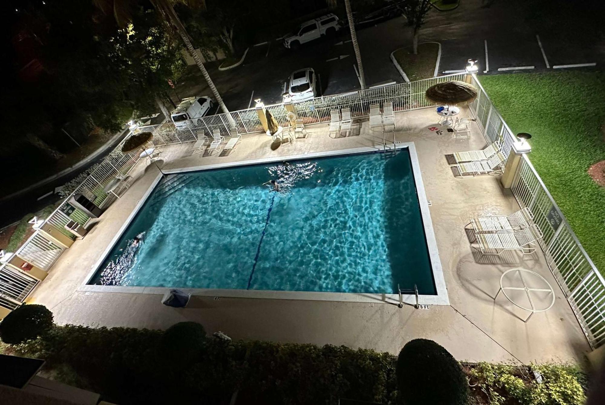 La Quinta Inn & Suites By Wyndham Sawgrass Sunrise Extérieur photo